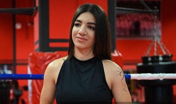 Kikboksçu qızı sevgilisi vəhşicəsinə döydü